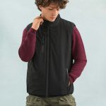 практичность и стиль!<br><ul class="list"><li>Воротник–стойка с флисовой подкладкой</li><li>Два боковых и один нагрудный карман на молнии</li><li>Три внутренних карман: сетка