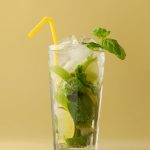 с наслаждением!<br><br>Все бармены сходятся в одном: приготовление мохито так же не терпит спешки. Разминать ингредиенты нужно нежно и аккуратно