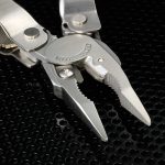 сталь 420HC</li><li>Пила</li><li>Шило с ушком и винтовой петлей</li><li>Линейка 22 см</li><li>Открывашка для бутылок</li><li>Открывашка для консервов <br></li><li>Напильник по дереву и металлу</li><li>Отвертка Phillips</li><li>Большая отвертка<br></li><li>Средняя отвертка</li><li>Малая отвертка</li></ul>Поставляется в чехле.