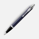 Шариковая ручка Parker IM Core Matte Blue CT выполненна из латуни и покрыта темно-синим лаком. Хромированные элементы из нержавеющей стали.<br><ul class="list"><li>Механизм ручки: нажимной</li><li>Корпус ручки разбирается