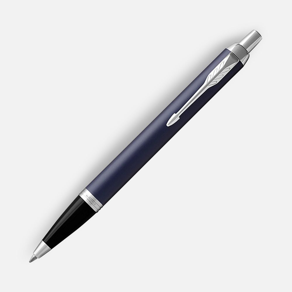 Шариковая ручка Parker IM Core Matte Blue CT выполненна из латуни и покрыта темно-синим лаком. Хромированные элементы из нержавеющей стали.<br><ul class="list"><li>Механизм ручки: нажимной</li><li>Корпус ручки разбирается