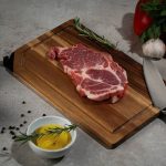 Шеф-нож и разделочная доска — универсальный набор для любой кухни: с помощью поварского ножа можно мелко нарубить зелень
