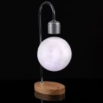 Левитирующая луна Moon Flow сочетает в себе элегантный дизайн и инновационные разработки современных технологов. Благодаря действию электромагнитного поля луна завораживающе парит в воздухе