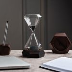 но исполненные в классических материалах с помощью 3D-фрезерования и ручной доработки. Элементы коллекции одинаково органично впишутся и в смелый авангардный