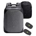 Вместительный рюкзак для путешественников ClickPack Pro из высокопрочного и устойчивого к порезам и трению водоотталкивающего материала многослойного плетения. В комплекте —  2 органайзера для туалетных принадлежностей и электронных аксессуаров