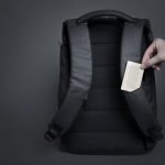 которым можно обхватить неподвижный предмет и затем фиксировать бегунком молнии в кодовом замке</li><li>Сверху расположена специальная ручка