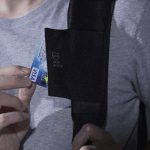 которую можно зафиксировать с помощью кодового замка TSA с функцией таможенного досмотра. После этого рюкзак закрывается клапаном на магнитном замке с системой SNAP<br></li><li>На клапане расположен карман с магнитной застежкой</li><li>На правой лямке рюкзака находится USB-порт