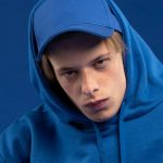 с чего начать.<br>Модель с пятью клиньями без лобового шва из хлопка.<ul class="list"><li>Плотный изогнутый козырек-сэндвич</li><li>Регулируемая застежка на липучке</li><li>Обшивные люверсы</li></ul>