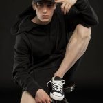 с чего начать.<br>Модель с пятью клиньями без лобового шва.<ul class="list"><li>Боковые и задние клинья выполнены из сетки</li><li>Плотный изогнутый козырек</li><li>Регулируемая застежка-фастекс со стропой</li></ul>