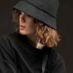 Базовая повседневная одежда актуального покроя в стиле унисекс разработана в рамках единой коллекции и легко собирается в комплекты. Специально спроектированные лекала и технологии пошива открывают простор для любых вариантов кастомизации и нанесения изображений. На видимой части изделий нет лейблов с айдентикой бренда