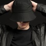 Базовая повседневная одежда актуального покроя в стиле унисекс разработана в рамках единой коллекции и легко собирается в комплекты. Специально спроектированные лекала и технологии пошива открывают простор для любых вариантов кастомизации и нанесения изображений. На видимой части изделий нет лейблов с айдентикой бренда