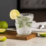 Cтакан Ice Essence притягивает взгляды оригинальным дизайном — он словно выточен из куска природного льда. Необычная мятая форма и словно заиндевелое стекло никого не оставят равнодушным.Емкость 300 мл.<br>Поставляется в индивидуальной упаковке. 