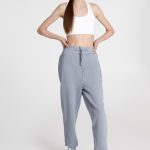 с чего начать.<br>Брюки-джоггеры унисекс свободной посадки.<br><ul class="list"><li>Два боковых кармана</li><li>Эластичный пояс с несъемным утягивающим шнуром</li><li>Манжеты по низу изделия на резинке</li><li>Внутренняя сторона с начесом</li></ul><br>Изделия с начесом могут оставлять ворс на одежде нижнего слоя.<br><div id="tablemer"><img width="90" src="//files.giftsoffer.ru/images/tablemer/pants_2.svg"/><table border="1" cellpadding="5" cellspacing="0"><tr align="center"><td>Таблица размеров