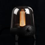 soundFlicker — это настольная лампа и bluetooth-динамик в одном стильном корпусе.<br><br>Динамик мощностью 5 Вт позволяет без потери качества наполнить звуком помещение площадью до 30 м².<br><br>Особенностью колонки является электронная подсветка