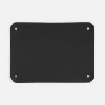 Rоллекция элементов кастомизации Soft Touch — это серия лейблов из искусственных материалов с ровной и матовой шелковисто-прорезиненной поверхностью. Гладкая фактура лейбла создает современный и минималистичный визуальный образ