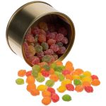 Леденцовая карамель-монпансье Fruitberry — всем знакомое лакомство в компактной жестяной коробочке. Ассорти ягодно-фруктовых вкусов порадует любителей сладкого и послужит отличным дополнением к подарку. Состав: сахар
