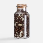 Натуральный зерновой кофе средней обжарки в сочетании с крупной кокосовой стружкой — прекрасный подарок для кофеманов