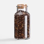 Натуральный зерновой кофе средней обжарки в сочетании с дольками сушеного апельсина — прекрасный подарок для кофеманов