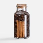 Натуральный зерновой кофе средней обжарки в сочетании с палочками корицы — прекрасный подарок для кофеманов