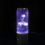 Shelfy — декоративная лампа с разноцветной подсветкой и приятным медитативным эффектом. В прозрачную колбу нужно налить воду и запустить несколько силиконовых медуз. Вместе с направлением воды медузы будут плавно перемещаться вверх-вниз.<br><br>В офисе или дома Shelfy  может стать прекрасным антистрессом: неспешное движение медуз успокаивает и позволяет ненадолго оторваться от повседневных проблем и стрессовых ситуаций.<br><ul class="list"> <li>Разноцветная подсветка</li><li>Успокаивающий эффект</li><li>Вместимость контейнера для воды: 600 мл</li><li>Рабочее напряжение/ток: 5В /1000 мА</li><li>Работает при питании от сети</li><li>Три силиконовые медузы в комплекте</li><li>Может работать при питании от трех батарей формата ААА (в комплект не входят)</li></ul>Поставляется в индивидуальной упаковке.<br><br>Рекомендации:<br>1. Внимательно прочитайте инструкцию перед использованием. <br>2. Лучше всего использовать кипяченую или отстоянную воду