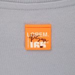чтобы лейбл был пришит к одному или нескольким товарам в заказе: <br><ul class="list"><li>добавьте на лейбл нанесение «Пришив (кастомизация)» и сделайте его групповым для всех товаров