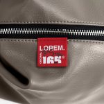 чтобы лейбл был пришит к одному или нескольким товарам в заказе: <br><ul class="list"><li>добавьте на лейбл нанесение «Пришив (кастомизация)» и сделайте его групповым для всех товаров