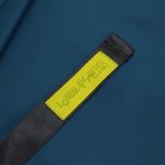 подчеркивающие фирменный стиль бренда.</div><br>Лейбл пришивается по коротким сторонам с перегибом или без. Пришив по периметру возможен по запросу.<br>Цвет ниток подбирается под цвет лейбла. Контрастный цвет ниток не рекомендуется