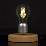 Левитирующая лампа FireFly сочетает в себе элегантный дизайн и инновационные разработки современных технологов. Благодаря действию электромагнитного поля лампа завораживающе парит в воздухе