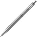 Jotter XL Monochrome — это идеальный баланс между комфортом письма и красивым внешним видом пишущего инструмента.<br><br>Кнопка с фирменным звуком «клик» и запатентованный зажим «стрела» совпадают по цвету с корпусом ручки. На кнопку ручки и зажим нанесено PVD-покрытие