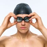 Очки для плавания Underwater — необходимый аксессуар для тренировок в бассейне и на открытой воде. Лаконичный дизайн оправы в сочетании с зеркальными линзами смотрится актуально и стильно вне зависимости от возраста и пола. Периферийный обзор на 180° достигается за счет изогнутой формы. <br><br>Прочные поликарбонатные линзы надежно защищают глаза от яркого солнечного света и бликов