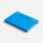 дополнен резинкой с шильдой из материала Soft Touch Ultra и ляссе в цвет обложки.</p><p>Блок 985