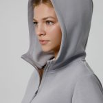 тактильно напоминающую бархатистый хлопок.<br>Анорак унисекс с капюшоном Lovi.<ul class="list"><li>Капюшон с подкладкой из основного материала без кулиски (без шнурков)</li><li>Внутри кармана-кенгуру справа дополнительный карман на молнии (для карточки или ключей)</li><li>Прорезиненная застежка-молния в цвет изделия</li></ul><br><div id="tablemer"><img width="90" src="//files.giftsoffer.ru/images/tablemer/sweatshirt_setin.svg"/><table border="1" cellpadding="5" cellspacing="0"><tr align="center"><td>Таблица размеров