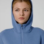 тактильно напоминающую бархатистый хлопок.<br>Анорак унисекс с капюшоном Lovi.<ul class="list"><li>Капюшон с подкладкой из основного материала без кулиски (без шнурков)</li><li>Внутри кармана-кенгуру справа дополнительный карман на молнии (для карточки или ключей)</li><li>Прорезиненная застежка-молния в цвет изделия</li></ul><br><div id="tablemer"><img width="90" src="//files.giftsoffer.ru/images/tablemer/sweatshirt_setin.svg"/><table border="1" cellpadding="5" cellspacing="0"><tr align="center"><td>Таблица размеров
