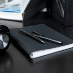 стержень легко заменить.<br>Стержень с синими чернилами.<br><br>Поставляется в подарочной упаковке.