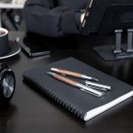 а сочетание деревянного корпуса с металлическими деталями создает притягательный эффект.В комплект входит:<br><br><ul class="list"><li><a rel="nofollow" target="_blank" href="https://gifts.ru/id/241322">16712.00</a> Ручка шариковая Waldo</li><li><a rel="nofollow" target="_blank" href="https://gifts.ru/id/241324">16713.00</a> Роллер Waldo</li></ul><br>Корпус ручек разбирается