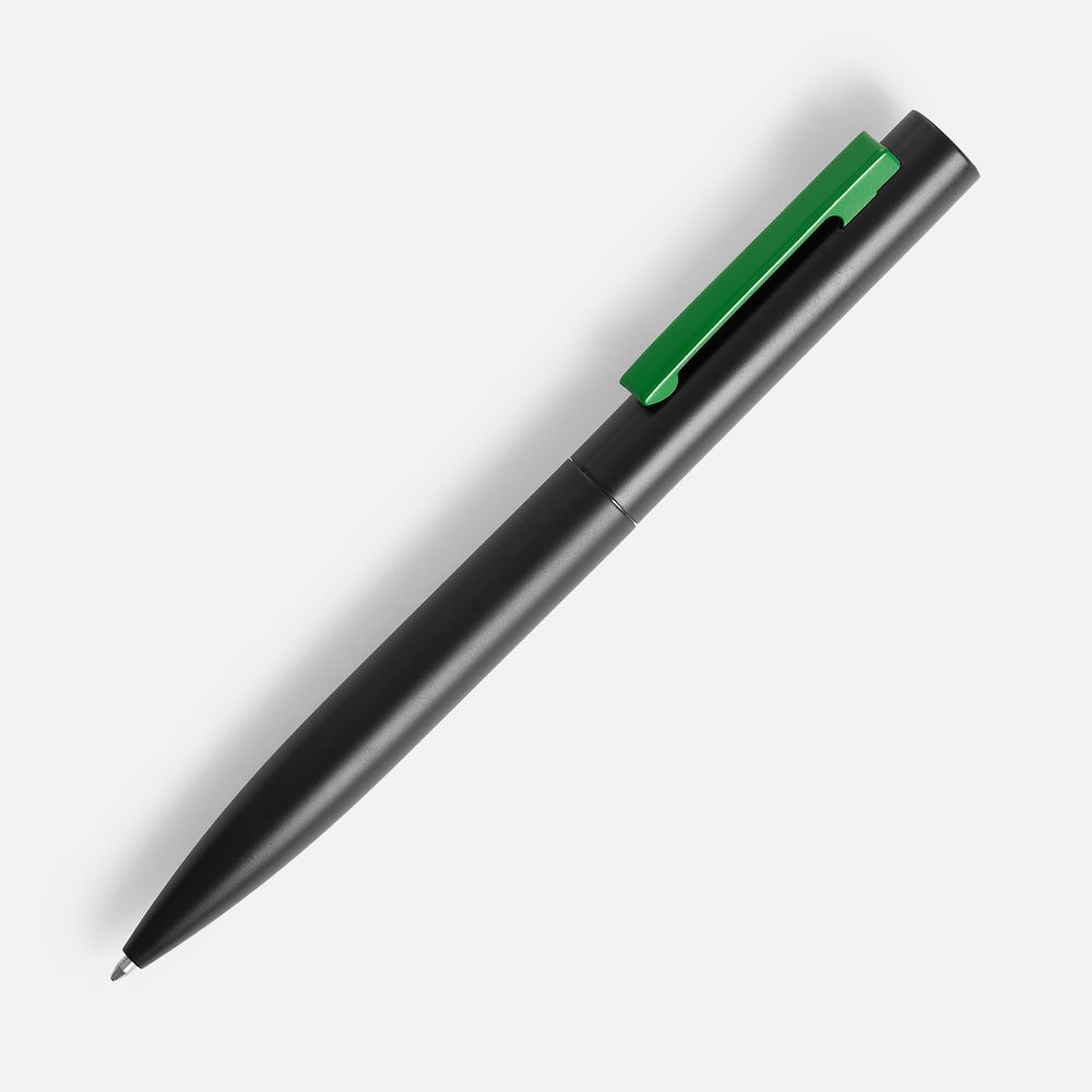 Стильная металлическая ручка Inkolor в матовом черном корпусе с цветным клипом.<br><ul class="list"><li>Механизм ручки: поворотный.</li><li>Корпус ручки разбирается
