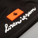 чтобы лейбл был пришит к одному или нескольким товарам в заказе: <br><ul class="list"><li>добавьте на лейбл нанесение «Пришив» и сделайте его групповым для всех товаров