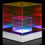 Cubini — интерьерный светильник с разноцветной подсветкой и удивительным оптическим эффектом. Разные оттенки граней и их множественные отражения мгновенно притягивают взгляд