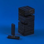 Второе название игры — «Падающая башня». Сначала строится башня: по три брусочка в ряд
