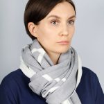 Двухцветный длинный шарф Bereg открывает дополнительное пространство для маневра. Можно добавить в образ стиля
