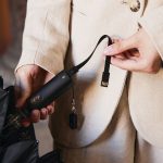 8 спиц</li><li>Пластиковая квадратная ручка с кнопкой автоматического открытия и закрытия зонта</li><li>Кабель для зарядки зонта в виде петли на ручке зонта<br></li><li>Два встроенных аккумулятора с разъемом Type-C для зарядки механизма автоматического открытия и закрытия зонта</li><li>Время заряда батареи 30 минут</li><li>Одного заряда хватает