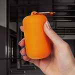 отожмите излишки воды и встряхните. Положите полотенце на шею