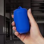 отожмите излишки воды и встряхните. Положите полотенце на шею