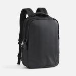 планшеты и другие устройства прямо на ходу.<br><ul class="list"><li>Объем 15 л<br></li><li>Выдерживает нагрузку до 10 кг</li><li>Основное отделение на молнии</li><li>Внутренний карман для ноутбука</li><li>Наружный кармана на молнии</li><li>Боковой наружный карман</li><li>Внешний USB-порт для зарядки гаджетов (внутри рюкзака — провод для подключения)</li><li>Крепится на ручку чемодана</li><li>Эргономичные лямки</li><li>Мягкая спинка с пассивной системой вентиляции</li></ul>