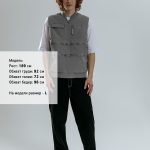 а так же 1 карман под планшет на молнии на спинке жилета</li><li>Все элементы фурнитуры выполнены в тон основной ткани<br></li><li>Основная ткань имеет водоотталкивающую пропитку</li><li>Светоотражающая полоска на спине и пуллер-навес на груди</li><li>Для удобства нанесения логотипа на подкладке изделия предусмотрена потайная молния по низу изделия<br></li></ul><br><div id="tablemer"><img width="90" src="//files.giftsoffer.ru/images/tablemer/Tshirt_no_sleeve.svg"/><table border="1" cellpadding="5" cellspacing="0"><tr align="center"><td>Таблица размеров