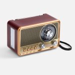Bluetooth-колонка в ретростиле Listenberg с аналоговым тюнером станет отличным подарком и вызовет легкую ностальгию: чтобы поймать радиоволну