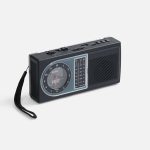 Bluetooth-колонка в ретростиле Comradio с аналоговым тюнером станет отличным подарком и вызовет легкую ностальгию: чтобы поймать радиоволну