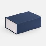Коробка с клапаном на магните выполнена из переплетного картона