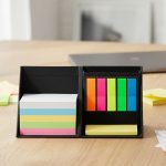 плотность 70 г/м²;</li><li>Блок листов с клейкой полосой: 50 листов;</li><li>Пластиковые закладки: 5 цветов по 25 листов;</li><li>Отделение для канцелярских принадлежностей.</li></ul>Поставляется в индивидуальном пакете.