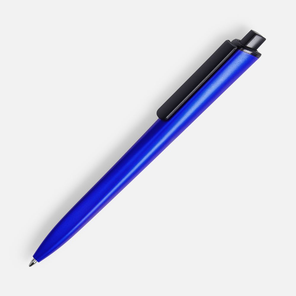Пластиковая ручка с четырехгранным корпусом.<br><ul class="list"><li>Механизм ручки: нажимной.</li><li>Корпус ручки разбирается. Замена стержня требует особых навыков.</li><li>Стержень с синими чернилами.</li><li>Длина линии письма: 700 м.</li></ul>